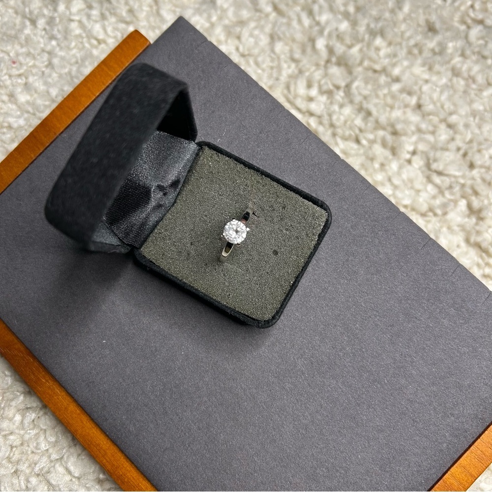 Elegant Silver Ring with Clear Gemstone